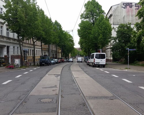 Bornaische Straße mit Straßenbahnschienen und parkenden Autos