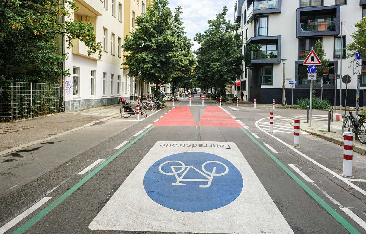 Eine Fahrradstraße mit deutlicher Markierung, Sicherheitsstreifen, modalem Filter, optimaler Breite und Straßenbäumen in Berlin. Foto: Phillipp Böhme