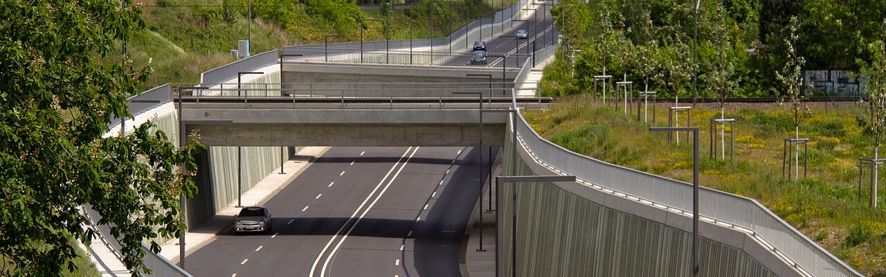 Rotes Auto auf vierspuriger Straße (Quelle: ingbife, CC BY-SA 3.0)