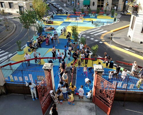 Der Piazza Aperte in Mailand ist nach der Umgestaltung ein belebter Stadtplatz