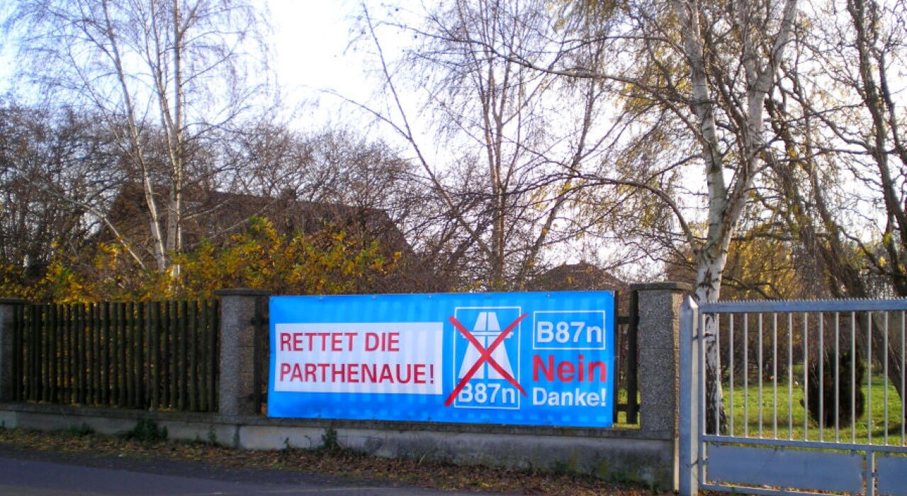 Protestplakat gegen den Ausbau der B87n. Rettet die Partheaue. B87n Nein Danke!