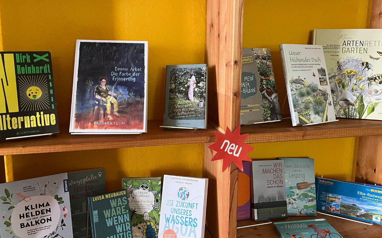 Buchregal mit neu erworbenen Buchtiteln in der Umweltbibliothek Leipzig