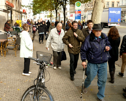 Mehr Platz zum Abstand halten. Autospuren zu Fuß- und Radwegen machen