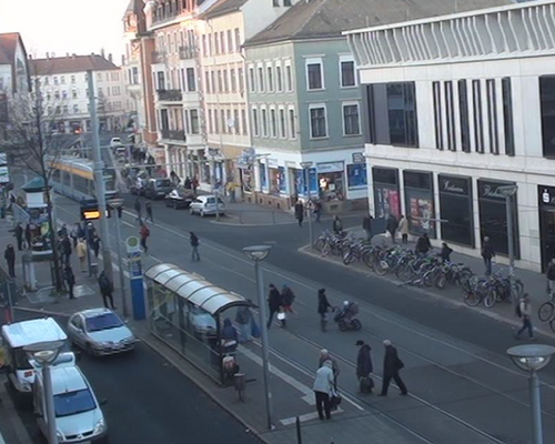 Straßenbahn, Autos und Füßgänger am Lindenauer Markt in Leipzig