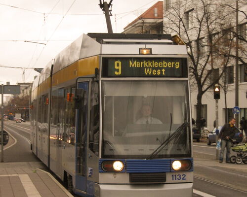Straßenbahn in Leipzig der Linie 9 mit der Aufschrift Markkleeberg-West