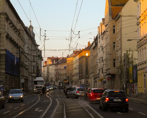 Lütznerstraße mit Autoverkehr und Fußgänger