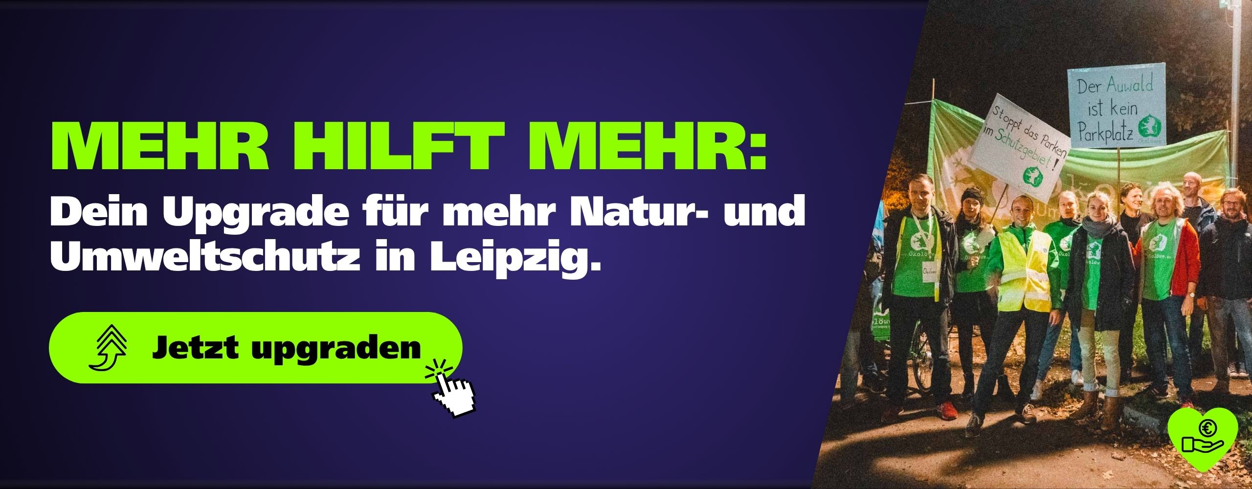 Grafik mit Überschrift "Mehr hilft mehr: Dein Upgrade für mehr Natur- und Umweltschutz in Leipzig." Visualisierter Button mit Mausklick "Jetzt upgraden". Rechts: Menschen in Ökolöwen-Kleidung mit Protestschildern gegen Parken im Auwald.
