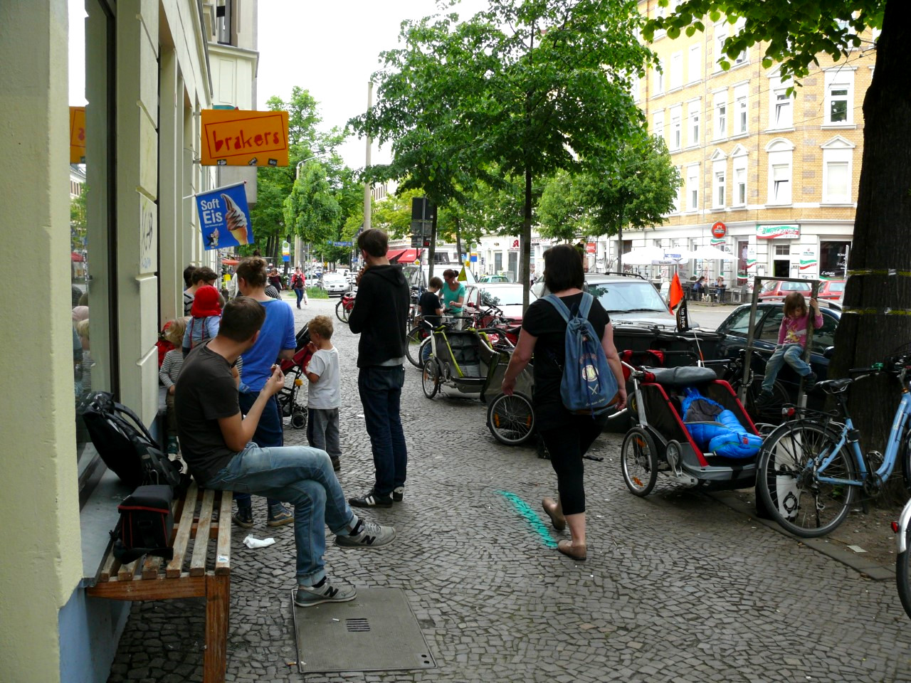 Enger Fußweg in Connewitz