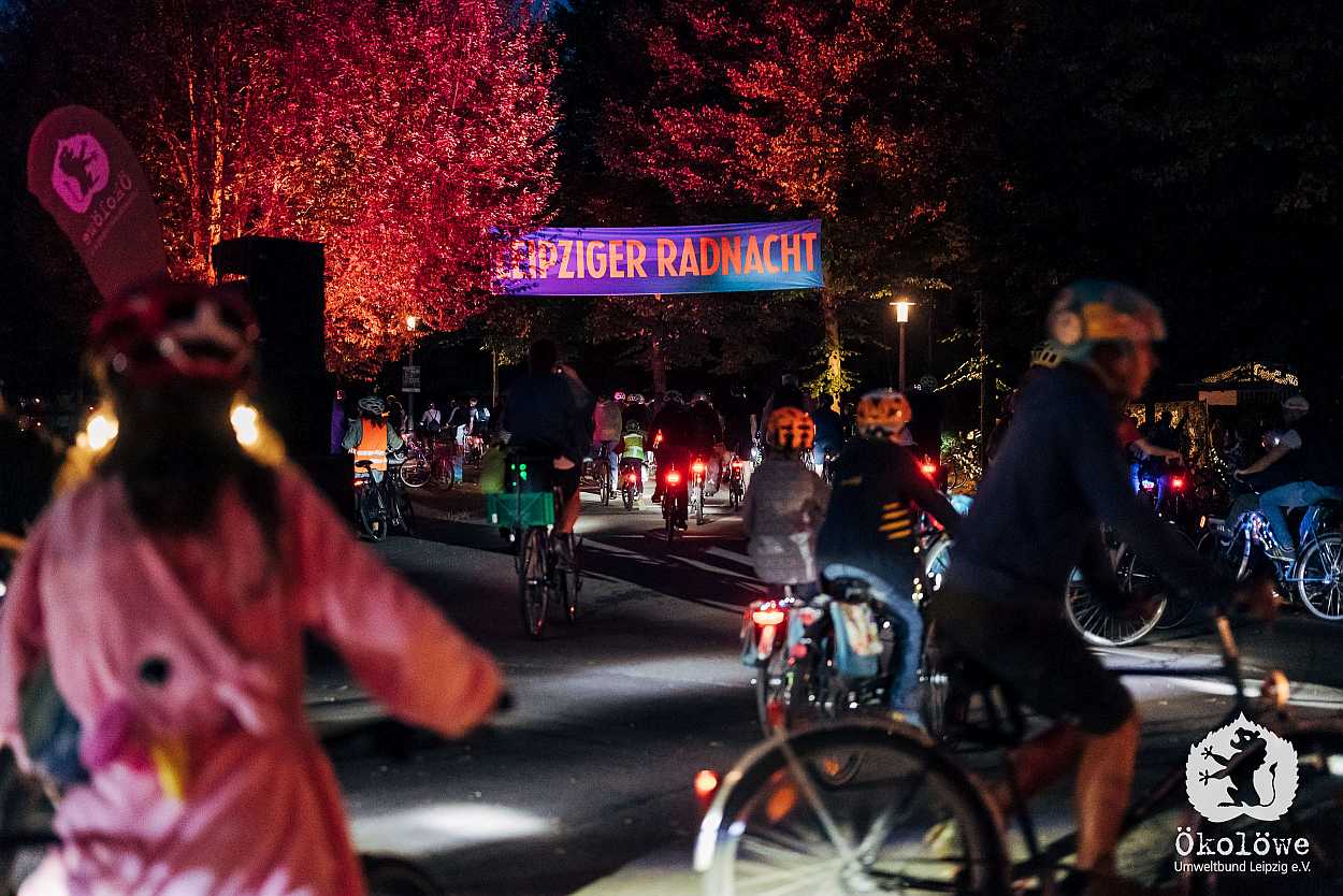 Mehr als 6.000 fröhliche Radler:innen eroberten auf der RADNACHT 2025 die autofreien Straßen Leipzigs.