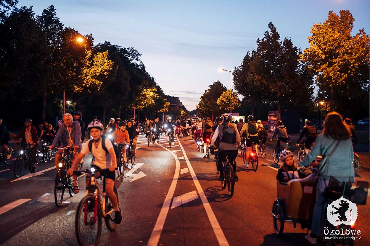 Mehr als 6.000 fröhliche Radler:innen eroberten auf der RADNACHT 2025 die autofreien Straßen Leipzigs.