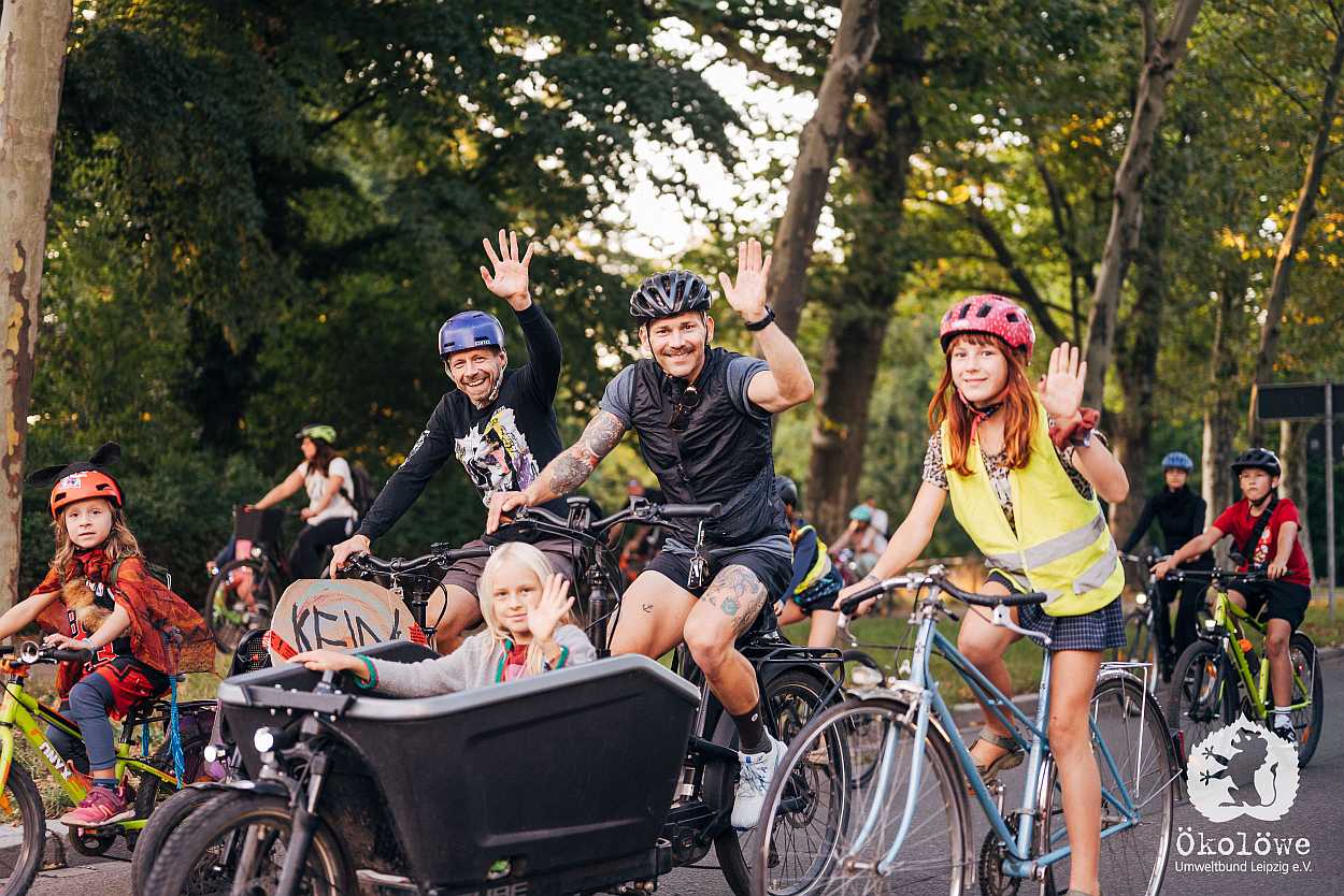 Mehr als 6.000 fröhlich Radler:innen eroberten auf der RADNACHT 2025 die autofreien Straßen Leipzigs.