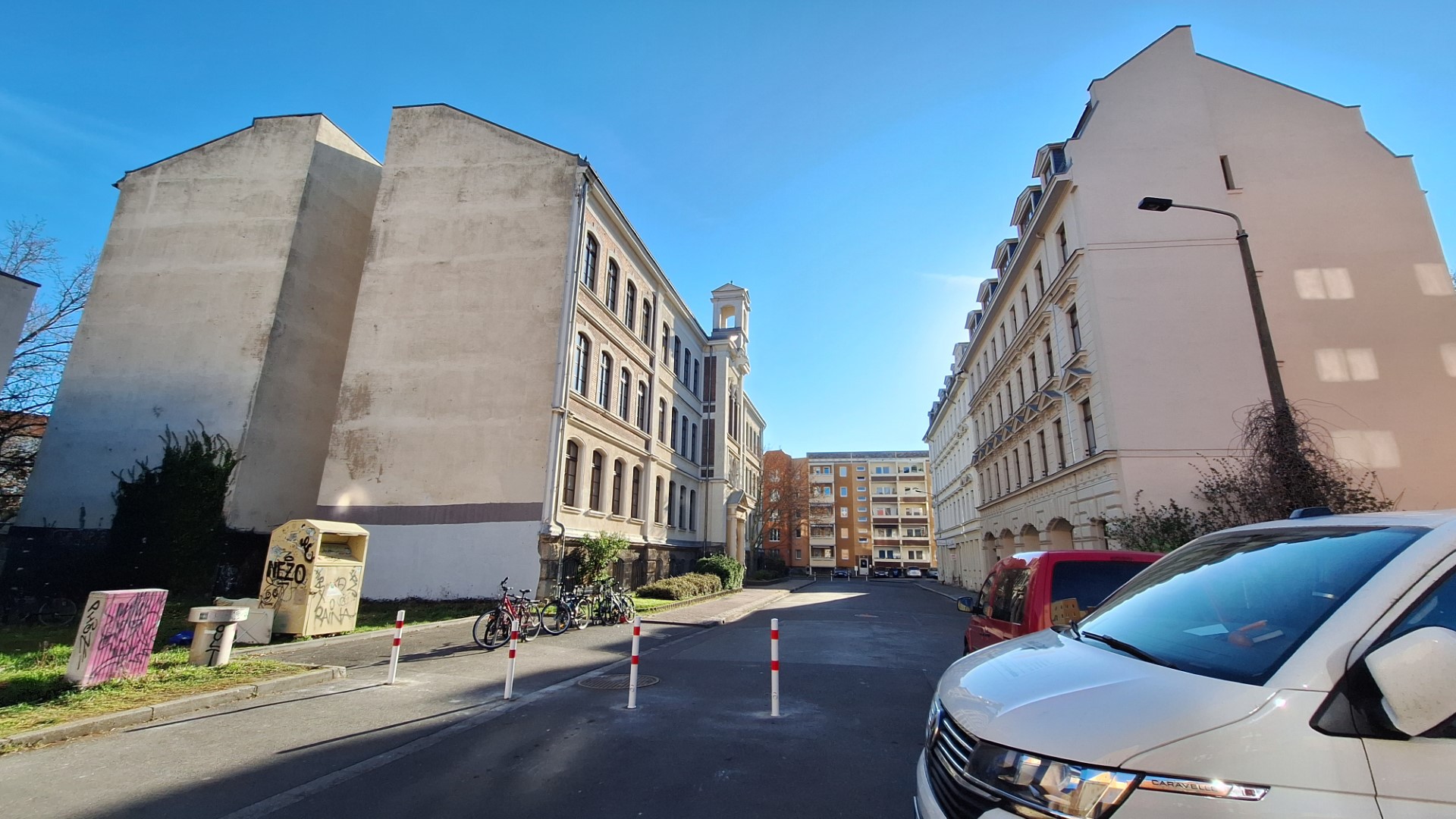 Die August-Bebel-Schule in Leipzig, Neustadt-Neuschönefeld hat jetzt endlich eine autofreie Schulstraße vor dem Haupteingang