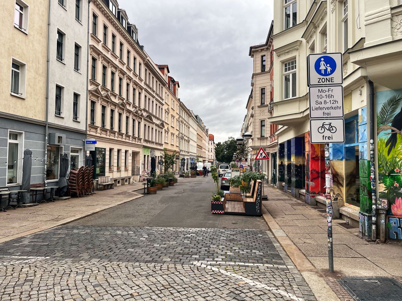 autofreie Merseburger Straße mit neuem Fußgängerzonen-Schild und Sitzgelgenheiten, Parklet, neuen Fahrradbügeln und Lieferparkplätzen