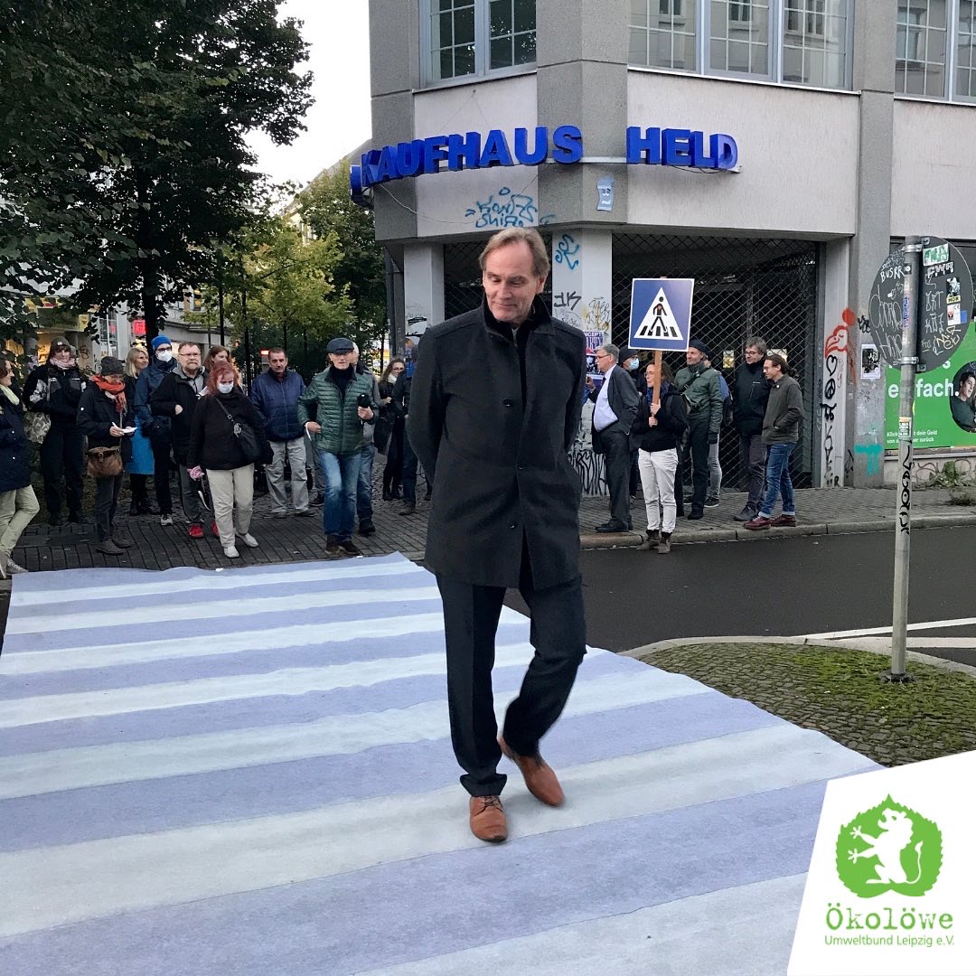 Oberbürgermeister Burkhard Jung testet den Ökolöwen-Zebrastreifen über die Endersstraße  entlang der Flaniermeile Merseburger Straße vor dem Kaufhaus Held in Lindenau