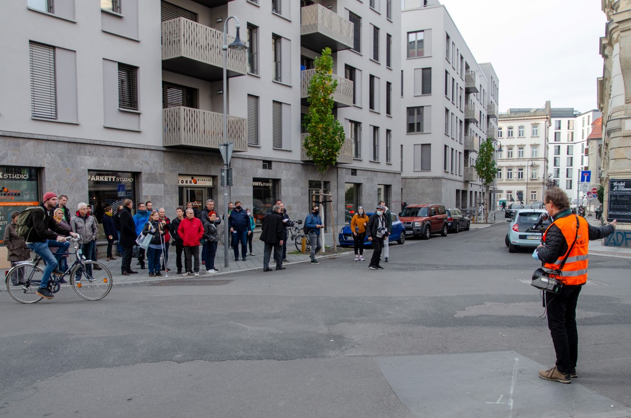 Bertram Weisshaar vom Fuss e.V. macht den Nutzen von Gehwegvorstreckungen deutlich