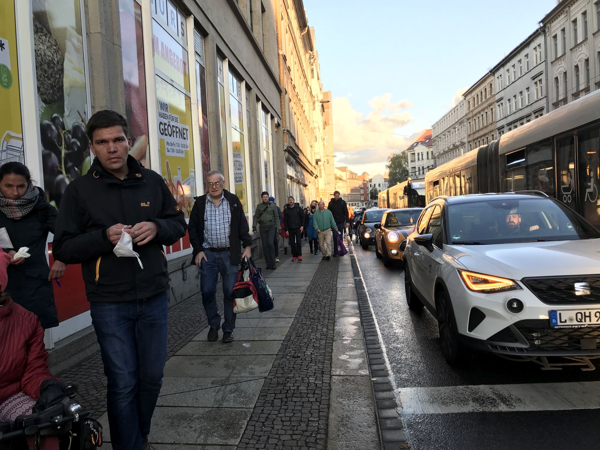 Der Gehweg an der Lützner Straße ist zu eng und durch die vielen Autos ist es sehr laut