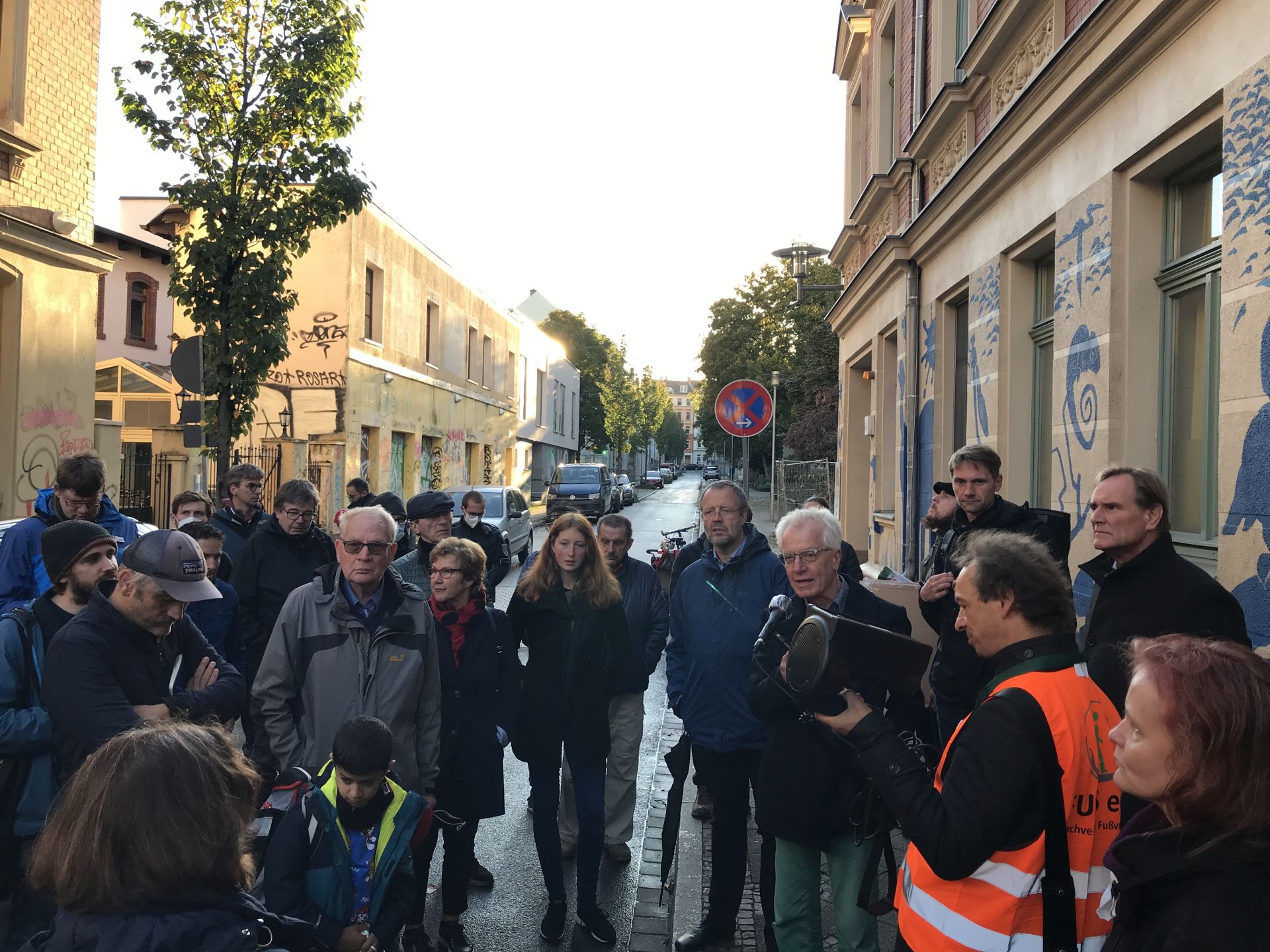 Vor der Nachbarschaftsschule muss etwas gegen die Elterntaxis unternommen werden, zum Beispiel mit einer Schulzone