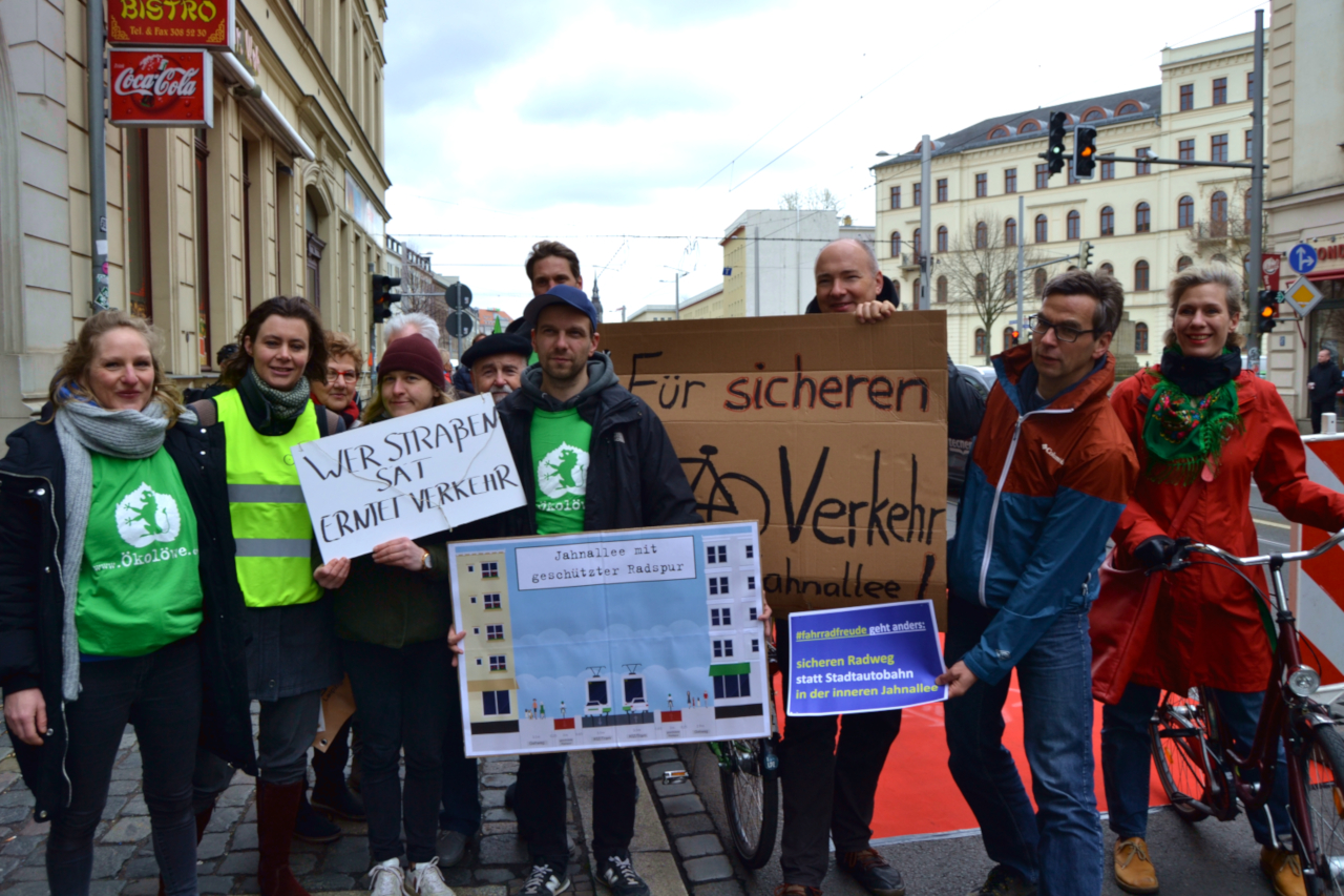 Demonstration für geschützte Radspuren in der Jahnallee. Viele Leute mit Plakaten auf einer Demonstration
