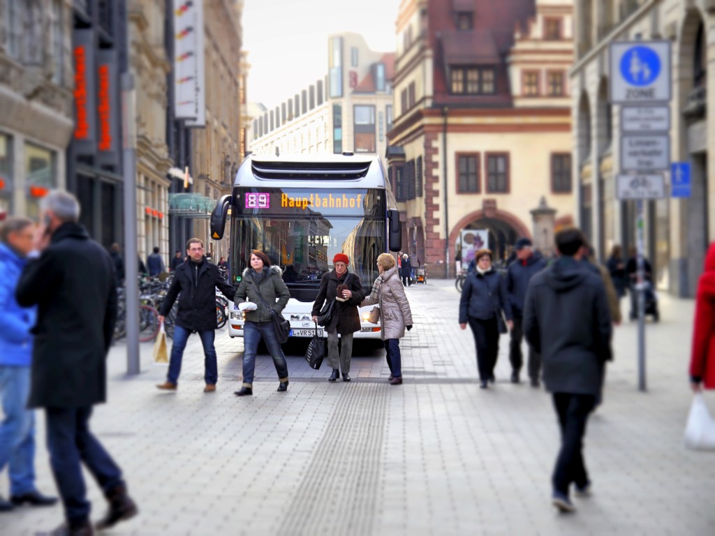 Bus Linie 89 und Fußgänger