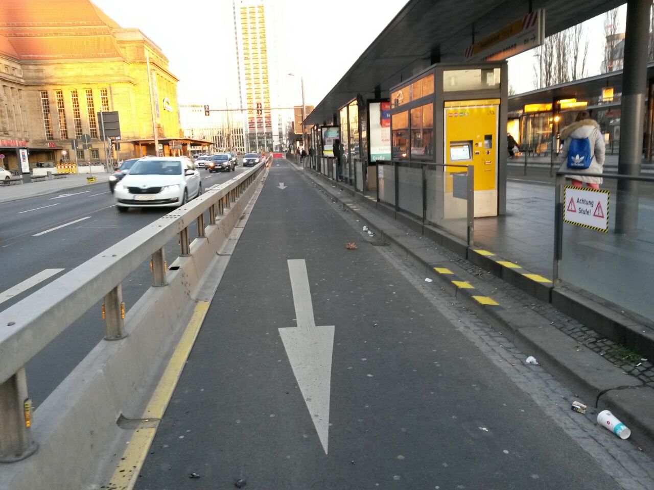 Der Wartebereich an der Haltestelle am Hauptbahnhof wird erweitert - eine Autospur dafür gesperrt und umgenutzt.