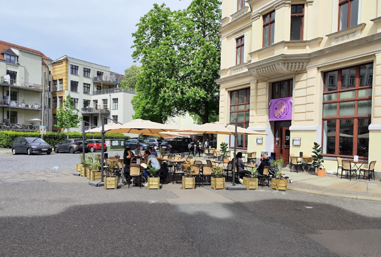 Auf dem Bild ist der Freisitz des BengelBatz im Frühjahr 2024 zu sehen. Vorher war hier die Kreuzung von Autos zugestellt.