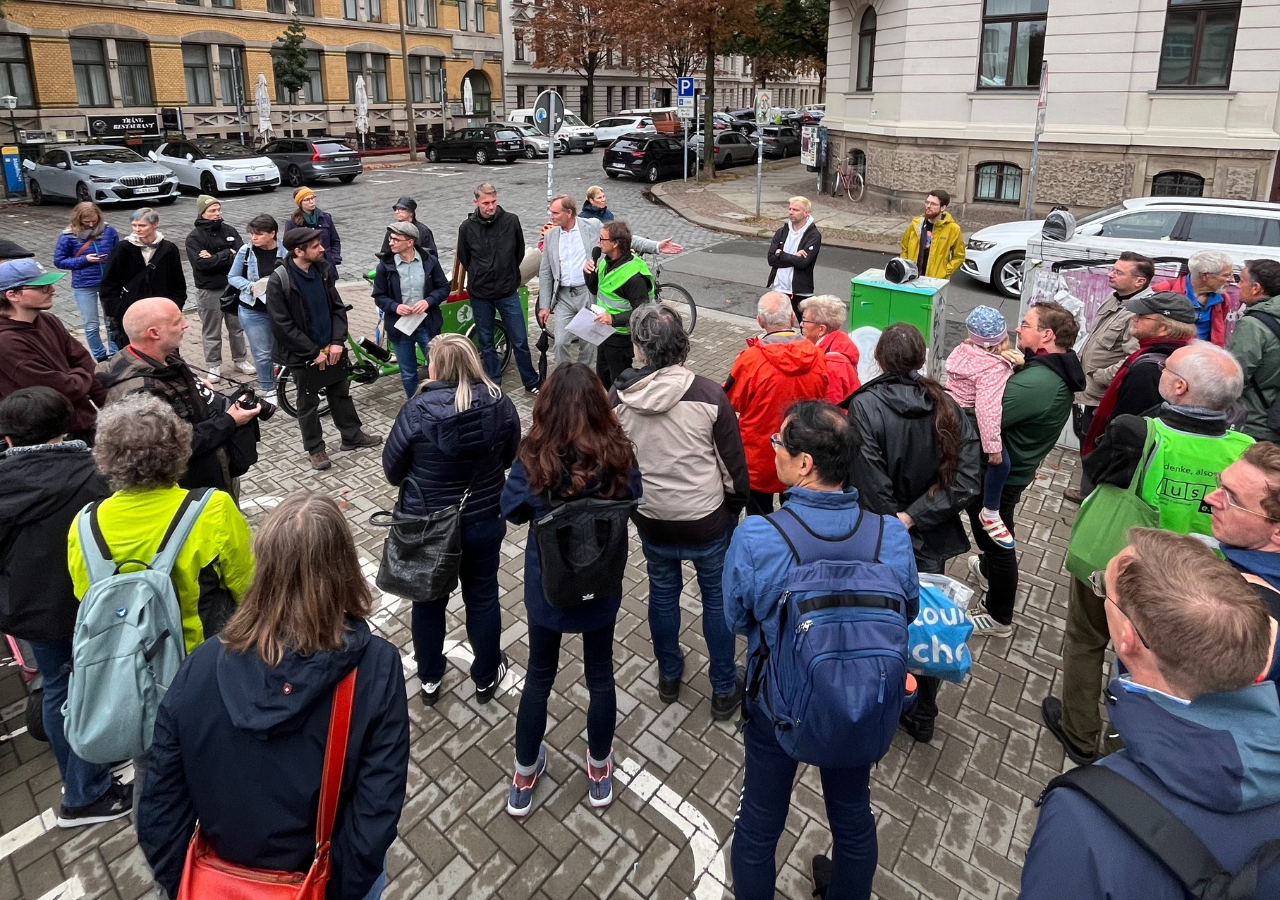 viele Menschen stehen zusammen auf dem Ostplatz und hören dem Oberbürgrmeister zu