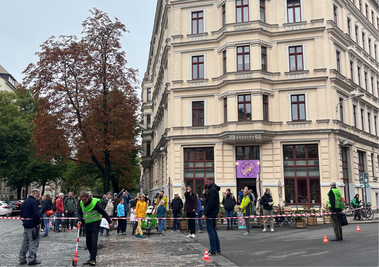 Wir haben eine große Gehwegnase für Fußgänger:innen gebaut, damit sich die Kreuzung sicherer und schneller überqueren lässt.