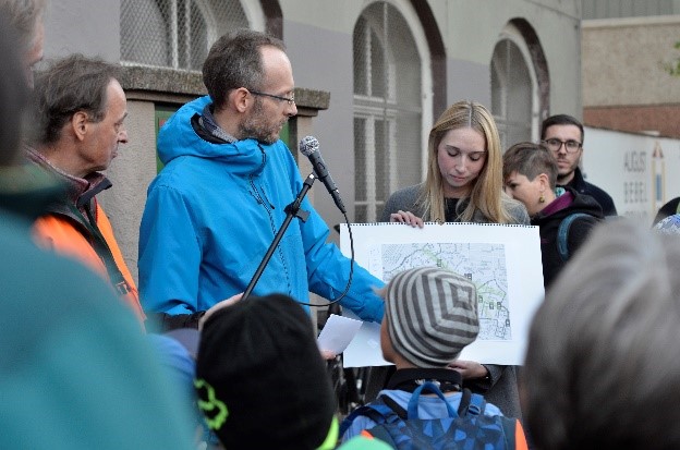 Vertreter:innen der Schulleitung und aus der Elternschaft schildern die Verhältnisse rund um die August-Bebel-Schule.