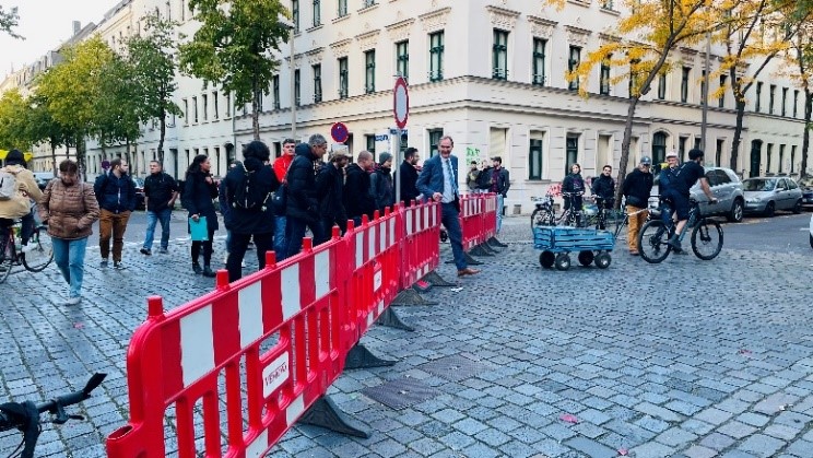 Dank einer Diagonalsperre gibt es keinen Schleichverkehr mehr durch das Wohnviertel nördlich der Eisenbahnstraße.