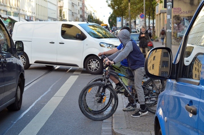 Die Eisenbahnstraße zu überqueren ist sehr unübersichtlich und deshalb gefährlich.