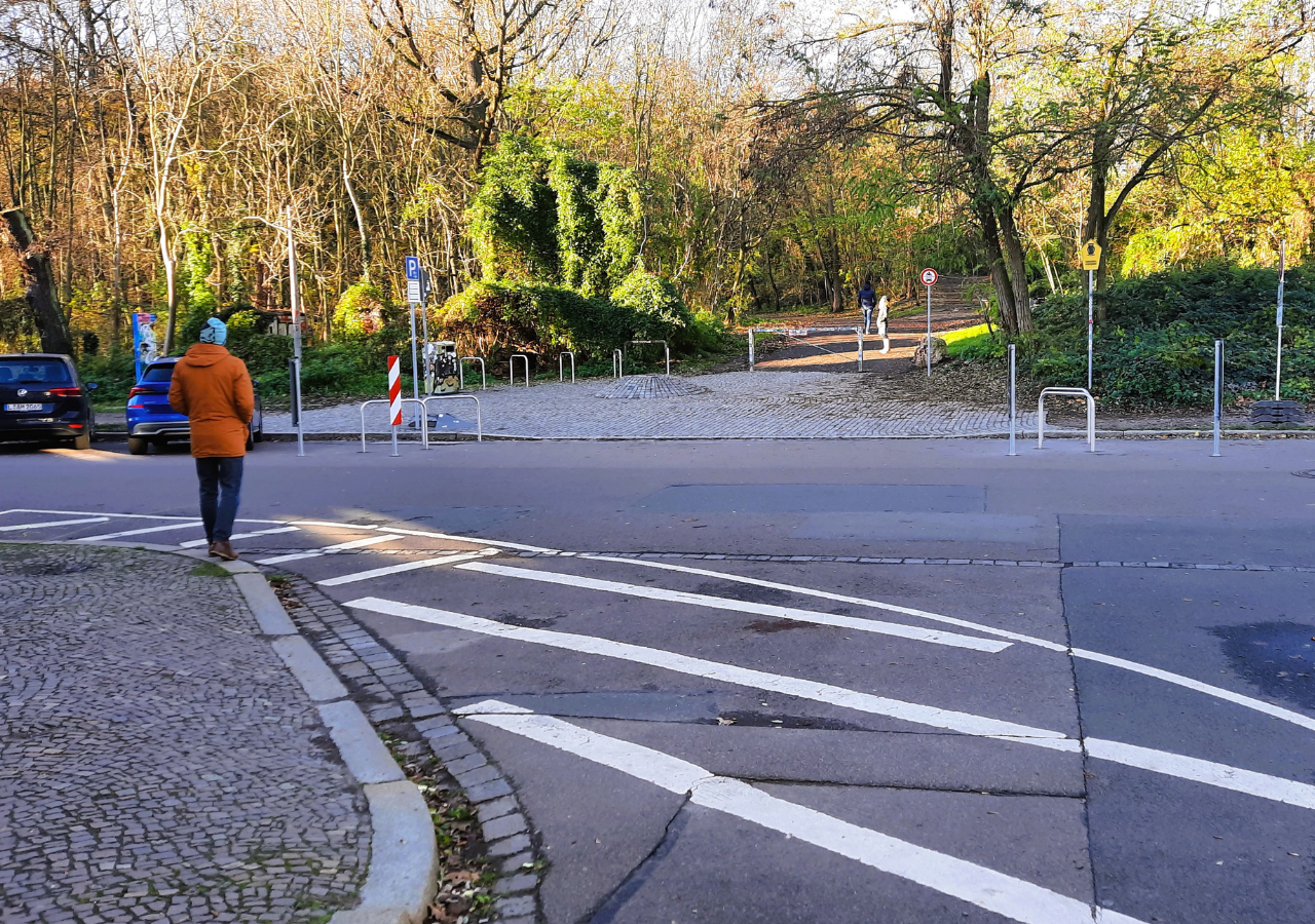 Die Stadt Leipzig hat die Parkeingänge zum Fockeberg gegen Falschparker abgesichert.
