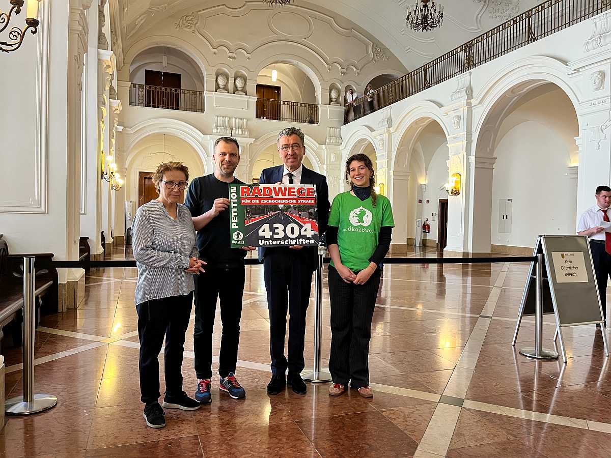 Ökolöwensprecher Matthias Uhlig übergibt die Petition für Radwege auf der Zschocherschenstraße an Baubürgermeister Thomas Dienberg und die Vorsitzende des Petitionsausschusses Beate Ehms