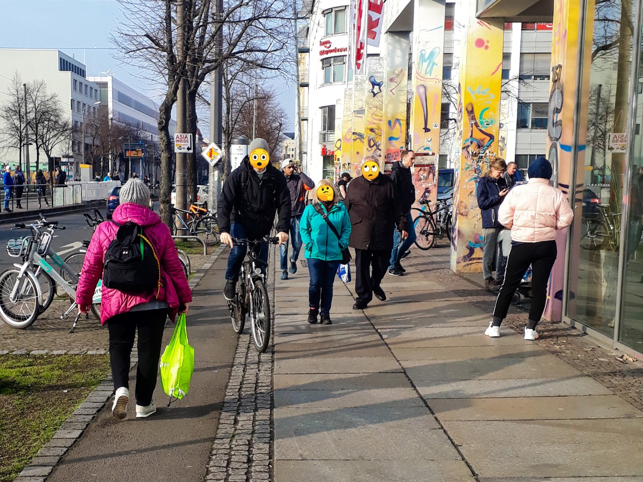 Aktuell müssen sich Fußgänger:innen und Radfahrer:innen den wenigen Platz teilen