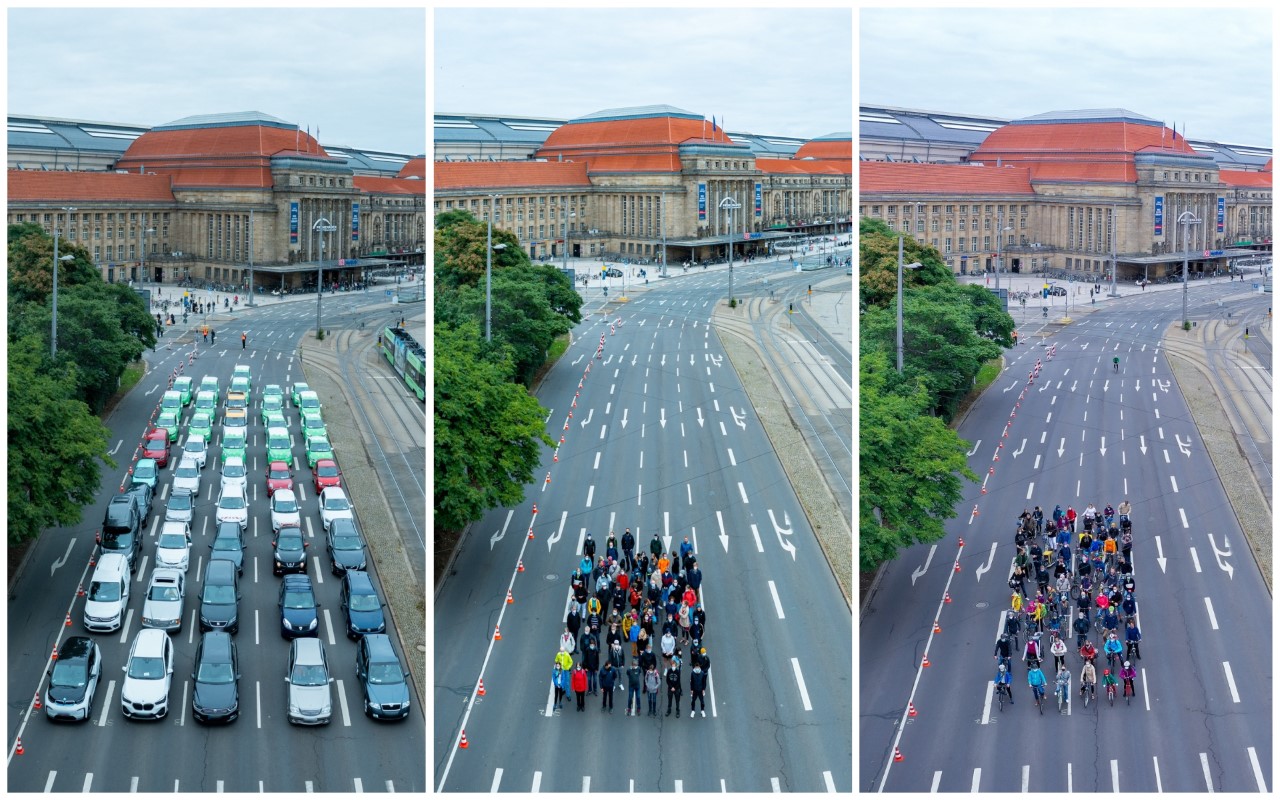 links: 60 Personen in 46 PKW, mitte: 60 Fußgänger:innen, rechts: 60 Radfahrer:innen stehen kompakt auf dem Innenstadtring in Leipzig. Die 46 Autos reichen fast bis zum Hauptbahnhof im Hintergrund.