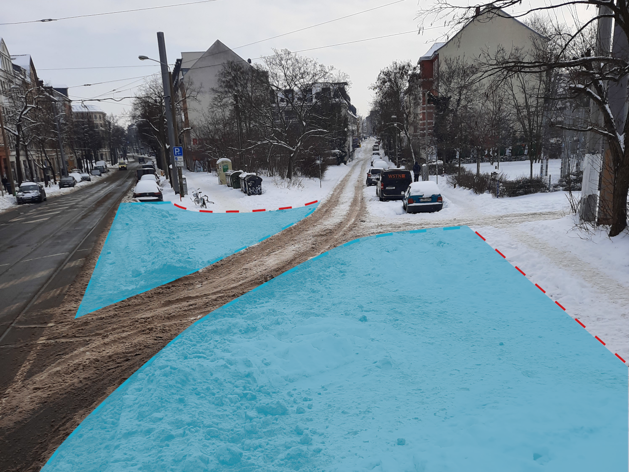 Sneckdown-Foto der Kreuzung Bornaische Straße / Biedermannstraße in Leipzig-Connewitz im Winter. Die blauen Schnee-Flächen der Straßenkreuzung können sofort den Fußgänger:innen zurückgegeben werden. Die rote Strichellinie markiert den aktuellen Bordstein.