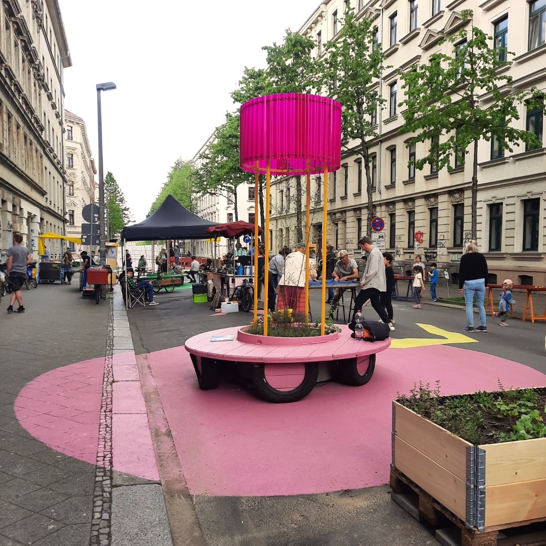 Einweihung des ersten Teilstücks des Superblocks im Leipziger Osten im Mai 2023. Die Hildegardstraße ist jetzt Spielstraße.