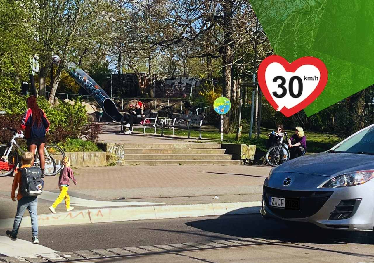 Kinder überqueren die Straße vor einem Spielplatz. Ein Auto fährt heran. In das Bild ist ein Tempo 30 Schild in Form eines Herzens hineinmontiert