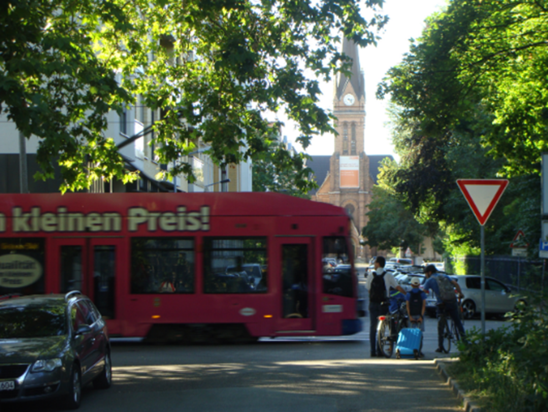 Die Überquerung der Käthe-Kollwitz-Straße auf Höhe Schreberbad / Thomasschuleist gleichzeitig Schulweg und nicht sicher