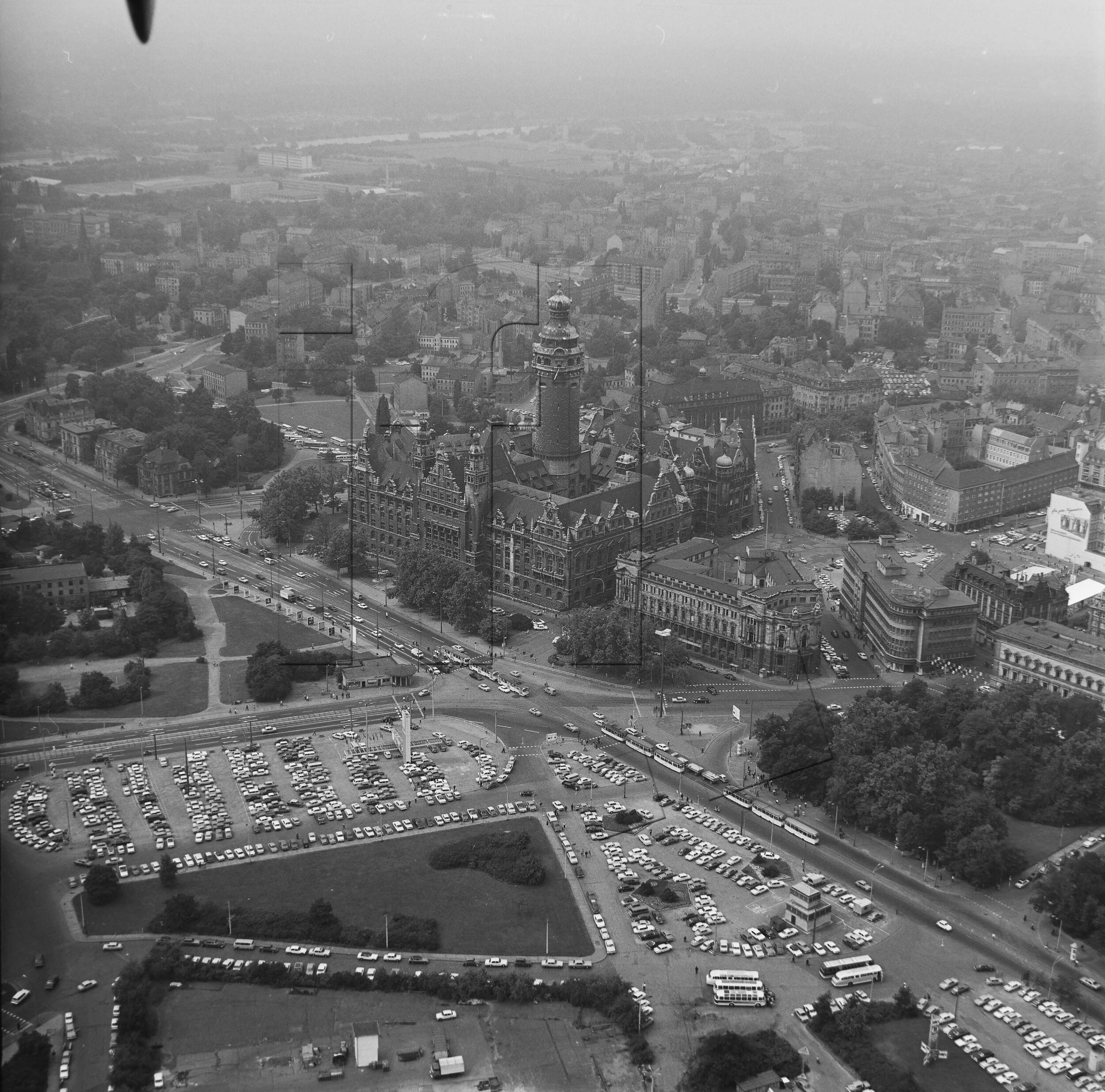 Der Wilhelm-Leuschner-Platz 1972. Man kann noch das Oval des alten Königsplatzes erkennen. Der „Leuschner“ war viele Jahre einfach nur ein Parkplatz. Noch in den 1990er Jahren stand hier eine mehrstöckige Parkpalette. Foto: Lothar Willmann Digitalisierung