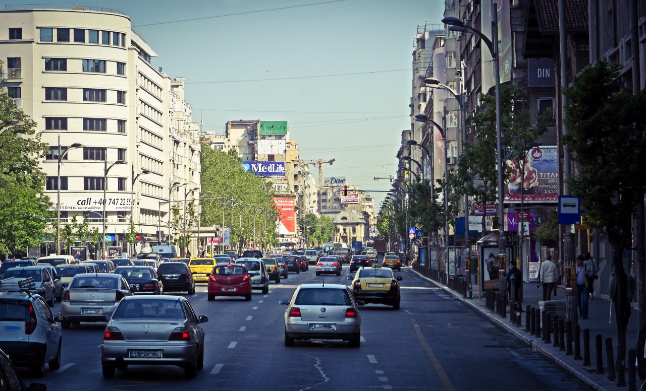 Lärmende Straße zwischen Häuserfronten