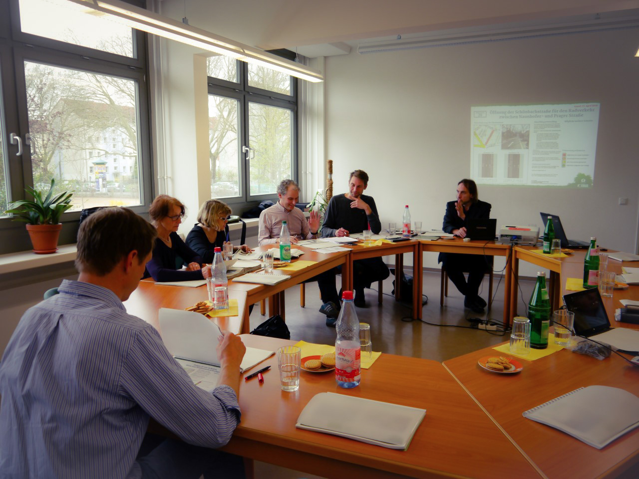 Menschen sitzen im Kreis bei einer Projektbeiratssitzung in Leipzig-Stötteritz