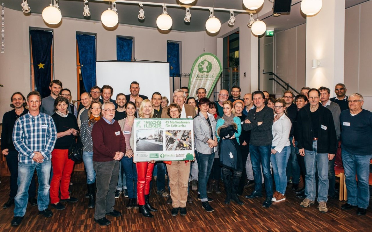 Menschen mit einem symbolischen Maßnahmenkatalog, gedruckt auf eine Kappa-Platte