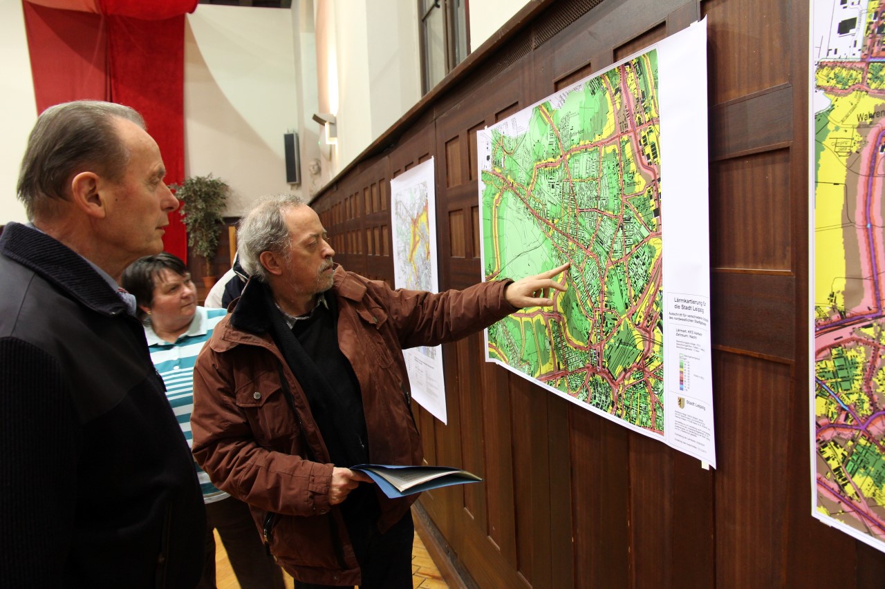 Mann zeigt auf eine Lärmkarte