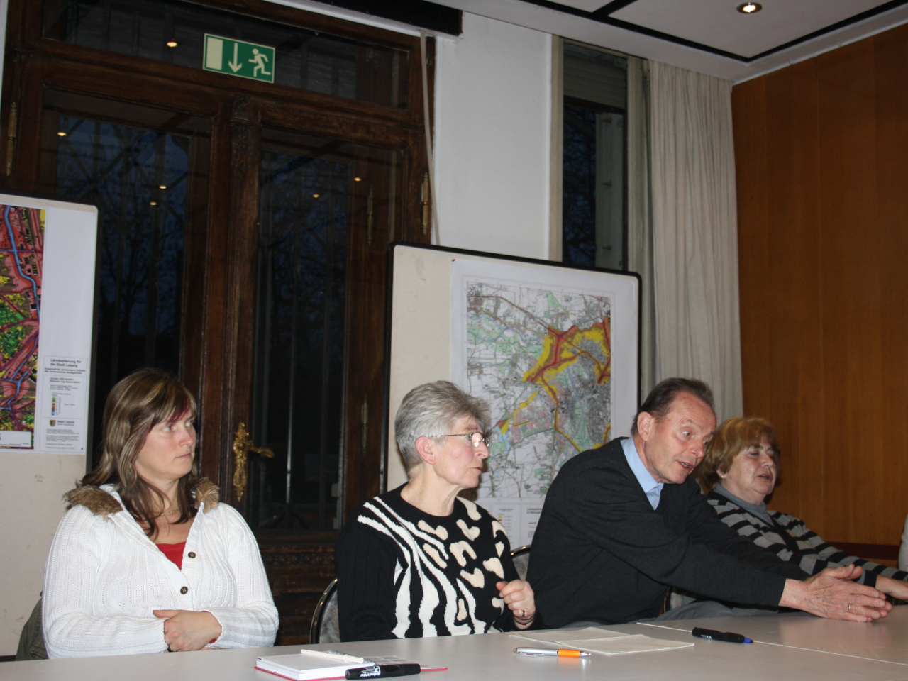 Menschen sitzen an einem Tisch und diskutieren