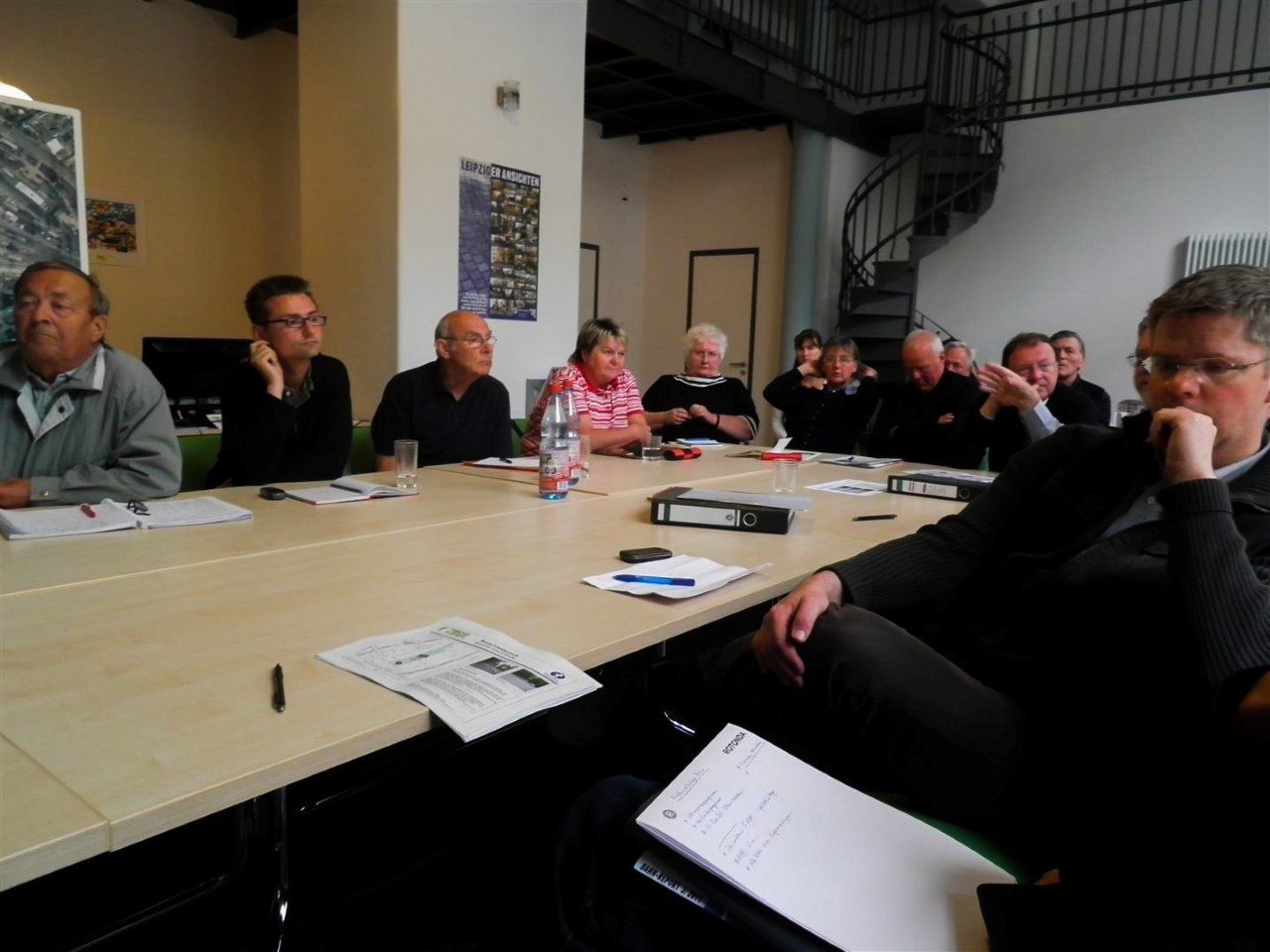 Menschen sitzen an einem Tisch und diskutieren