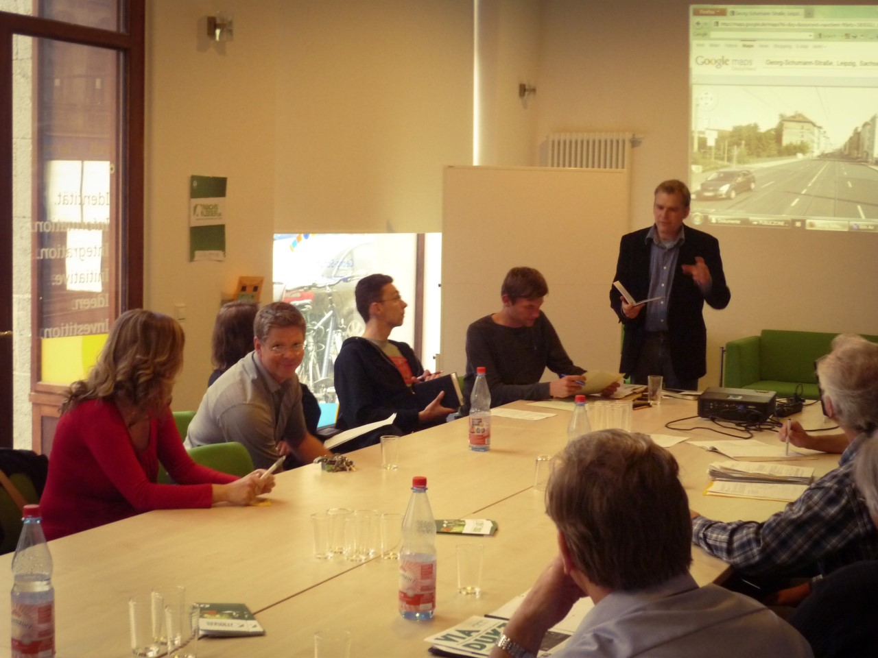 Menschen sitzen an einem Tisch und diskutieren