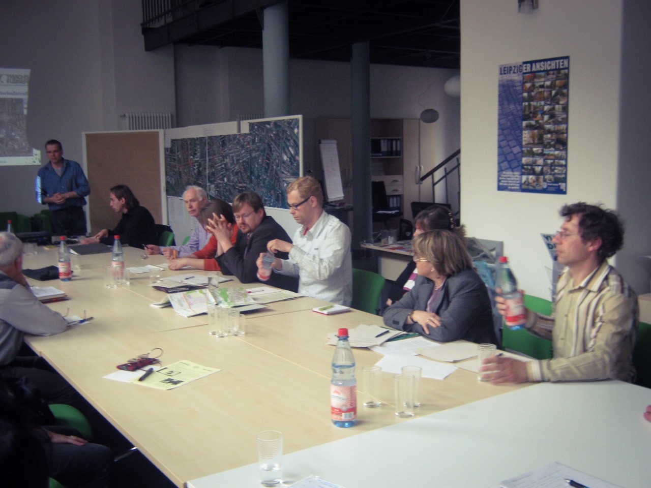 Menschen sitzen an einem Tisch und diskutieren