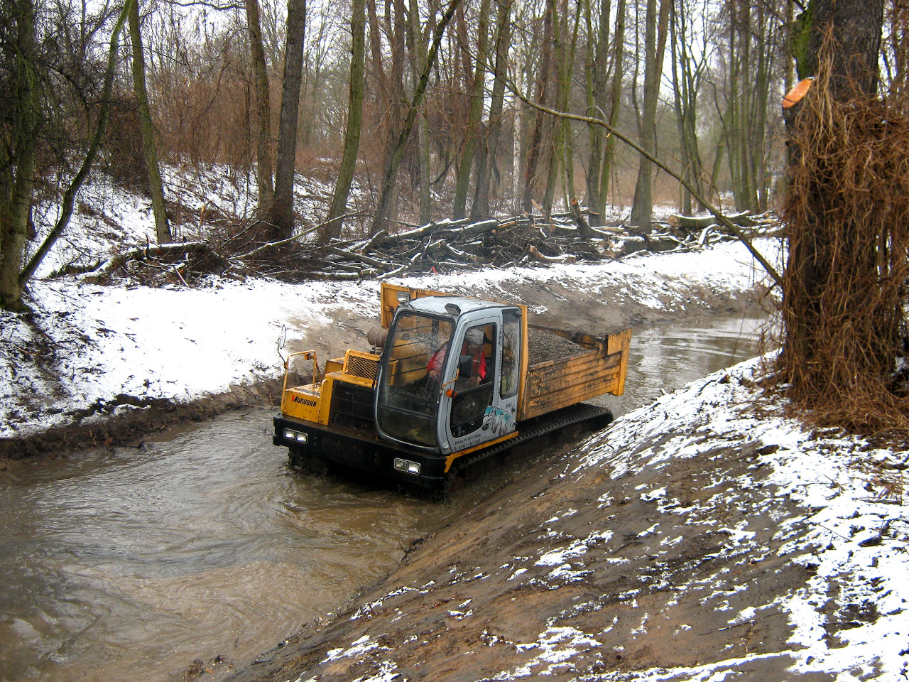 Ein Bagger arbeitet im Floßgraben
