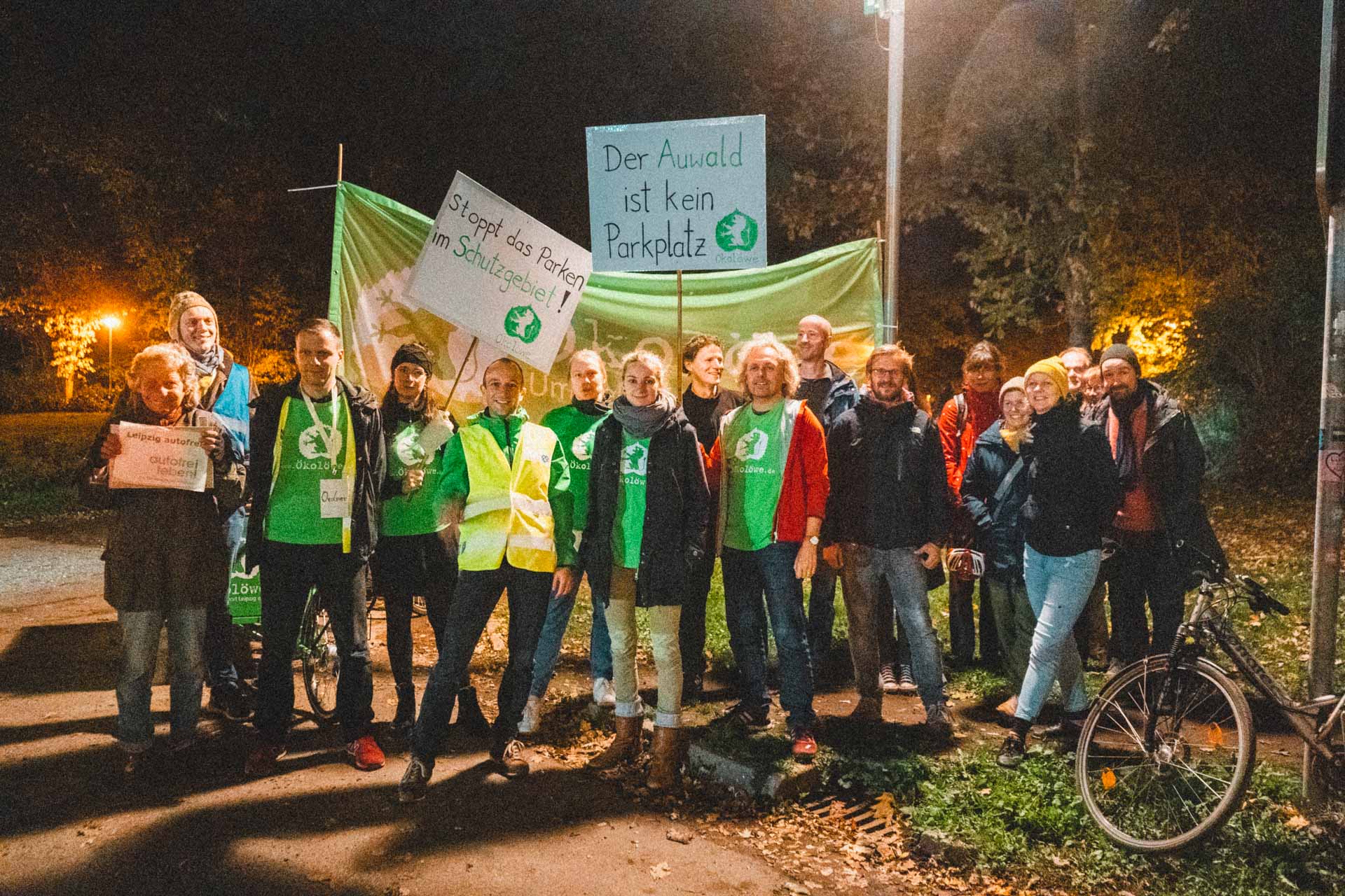 Ökolöwen schützen den Auwald.