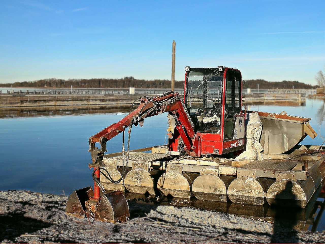 Ein Baggerschiff kommt im Elsterbecken in Leipzig regelmäßig zum Einsatz